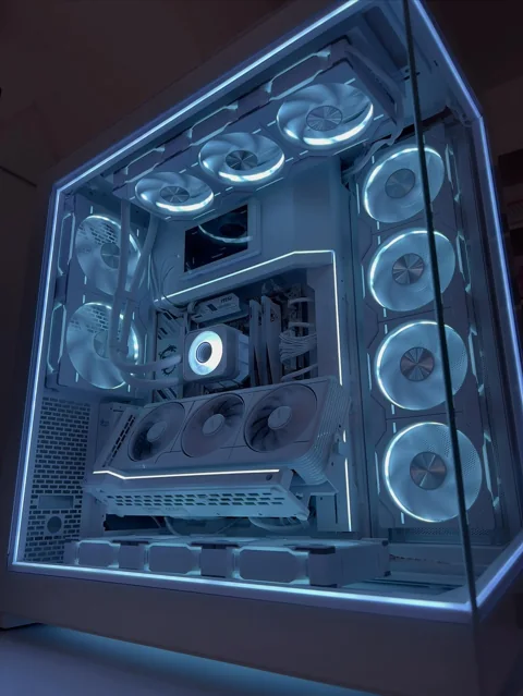 Bijelo Phanteks NV9 računalo s plavo osvijetljenim ventilatorima