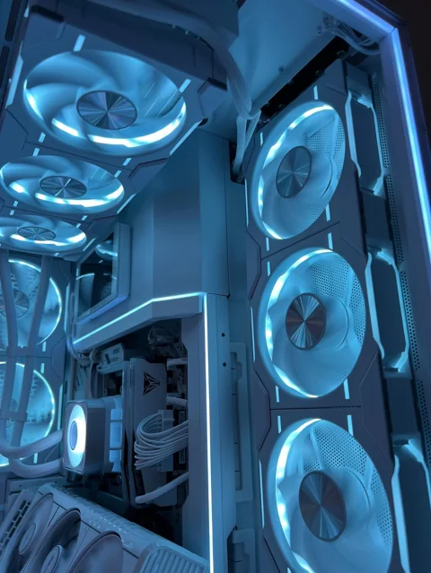 Detalji ventilatora u bijelom Phanteks računalu