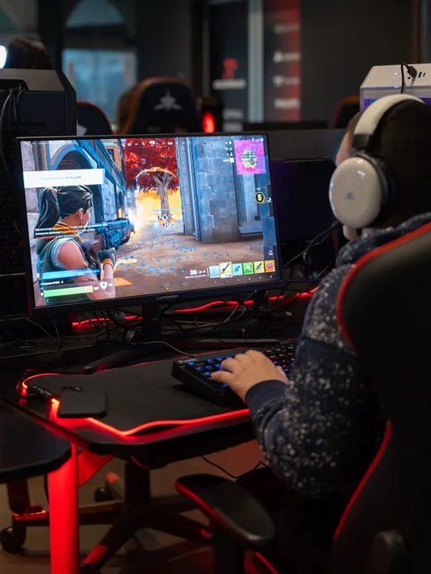 Fortnite uz slušalice i RGB gaming tipkovnicu