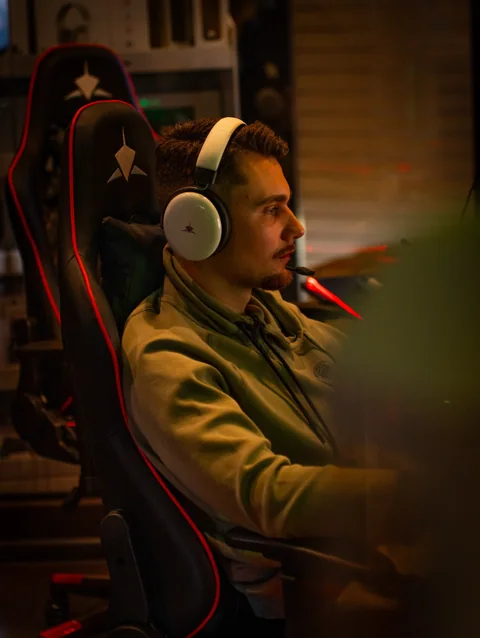 Igrač s bijelim slušalicama u Respawnu