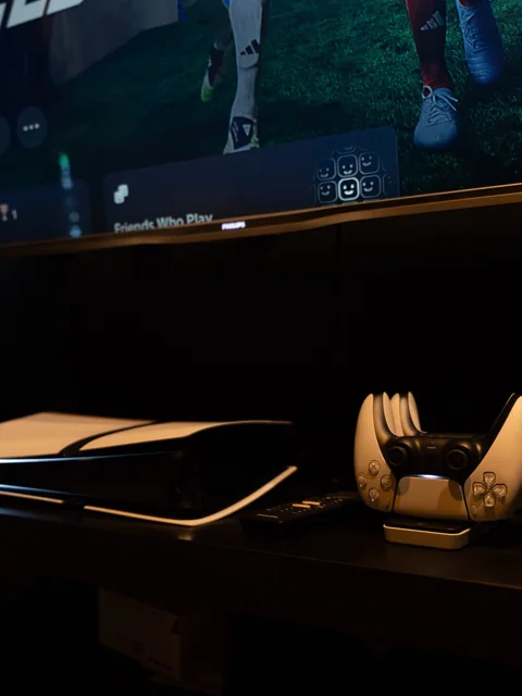 PlayStation 5 i DualSense kontroleri u igraonici